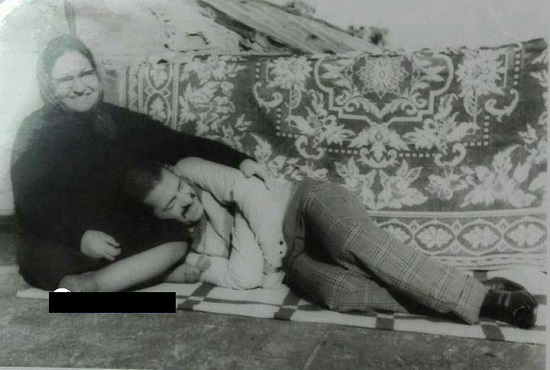 عکس/ دو تصویر از فرهاد، خواننده مشهور، به همراه مادرش