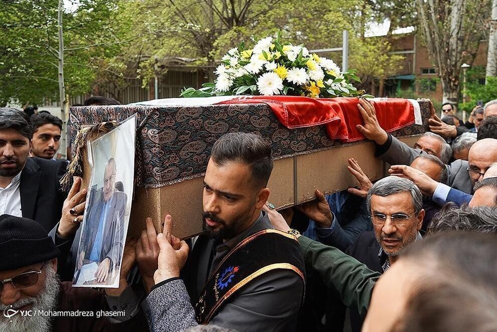 عکس/ «محمود احمدی‌نژاد» زیر تابوت وزیر فوت شده‌اش