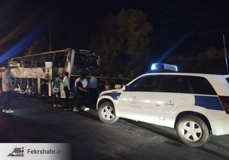 آتش‌گرفتن اتوبوس مسافری به علت نامعلوم در دشتستان/ اتوبوس کاملا در آتش سوخت
