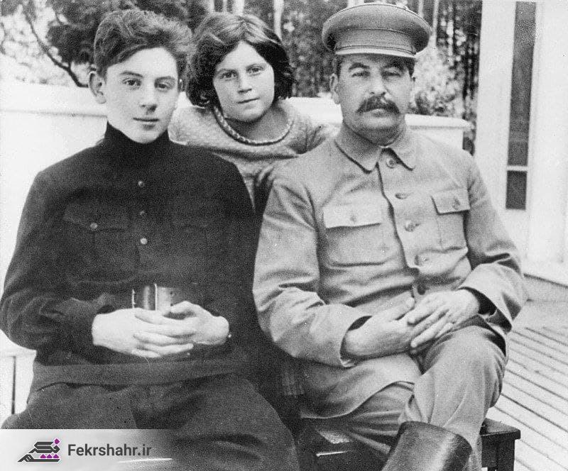 عکس/ تصویری از استالین به همراه دختر و پسرش