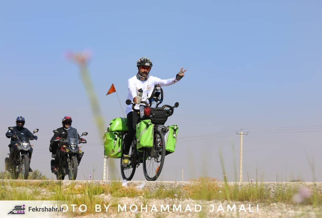 «حجت محمدی» ۴۸۰ کیلومتر نوار ساحلی خلیج فارس را بدون توقف رکاب زد + تصاویر