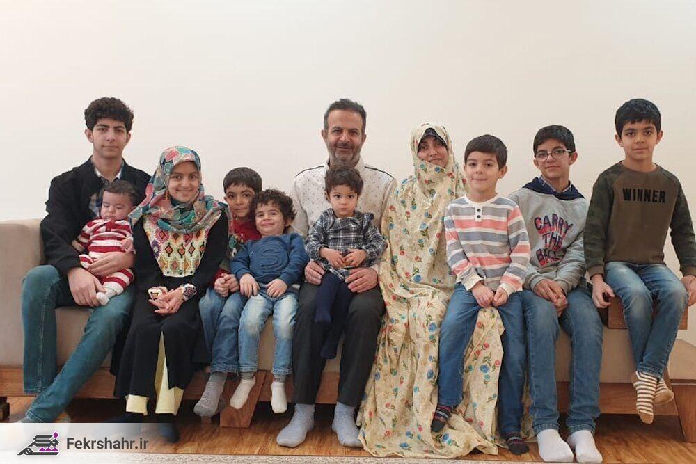 نماد و مبلغ فرزندآوری هم مهاجرت کرد/ بلاگر فرزند‌آوری به همراه ۱۰ فرزندش رفت / بچه‌هایی هم که مصداق ازدیاد جمعیت ایرانی و شیعه بودند، این روز‌ها بین جمعیت یک کشور دیگر قد می‌کشند
