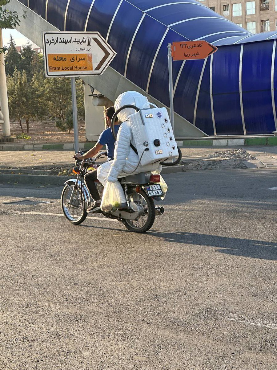 عکس/ مشاهده یک فضانورد در خیابان‌های تهران
